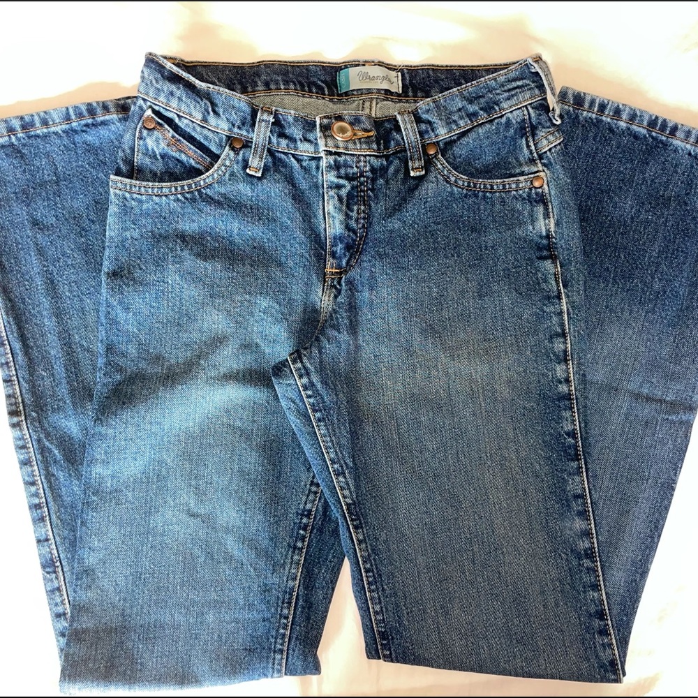 Women’s Wrangler Cowgirl Cut jeans. Size 7/8 x 32.